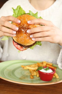 Taze sebzeli ev yapımı hamburger.