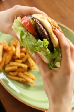 Taze sebzeli ev yapımı hamburger.