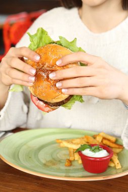 Taze sebzeli ev yapımı hamburger.