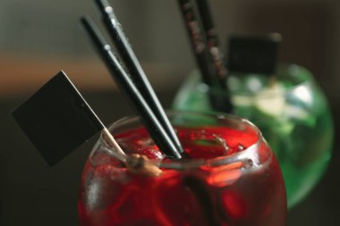 Lokantadaki masada alkol kokteyli.