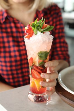 Lokantadaki masada alkol kokteyli.