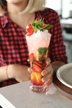 Lokantadaki masada alkol kokteyli.