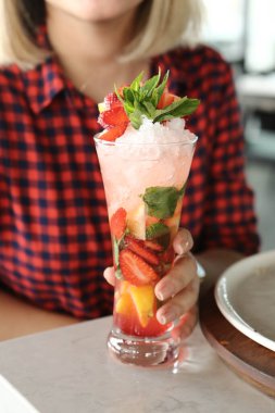 Lokantadaki masada alkol kokteyli.