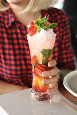 Lokantadaki masada alkol kokteyli.