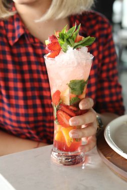 Lokantadaki masada alkol kokteyli.