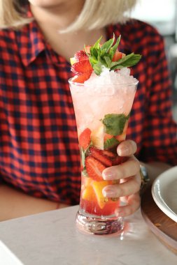 Lokantadaki masada alkol kokteyli.