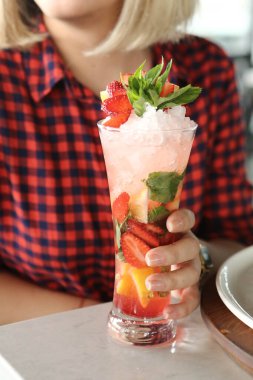 Lokantadaki masada alkol kokteyli.