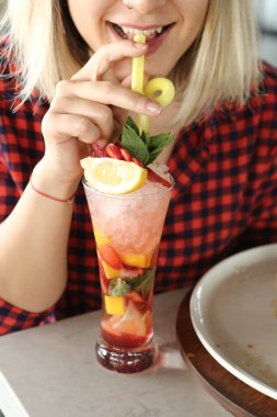 Lokantadaki masada alkol kokteyli.