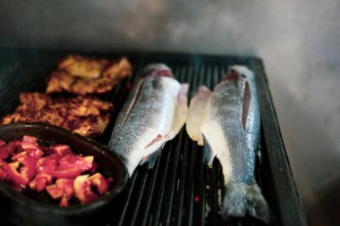 Kızarmış deniz kepeği (cupra) balığı