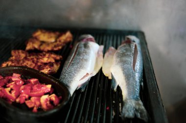 Kızarmış deniz kepeği (cupra) balığı