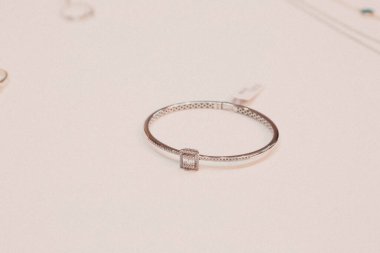 Elmas Mücevherler ve Moda Mücevherleri