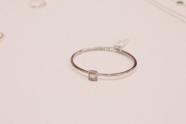 Elmas Mücevherler ve Moda Mücevherleri