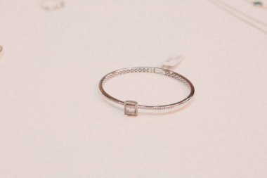 Elmas Mücevherler ve Moda Mücevherleri