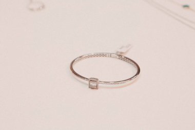 Elmas Mücevherler ve Moda Mücevherleri