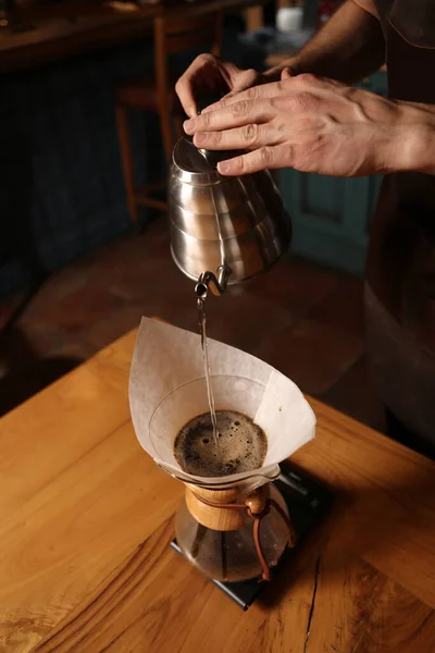 Barista Brüht Kaffee Der Kaffeestube — Stockfoto