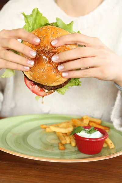 Hamburger Domowej Roboty Świeżymi Warzywami — Zdjęcie stockowe