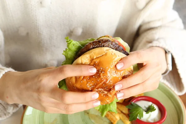 Hamburguesa Casera Con Verduras Frescas — Foto de Stock