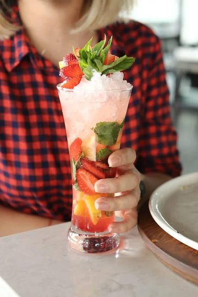 Alcohol Cocktail Drink Table Restaurant — Stock Photo, Image