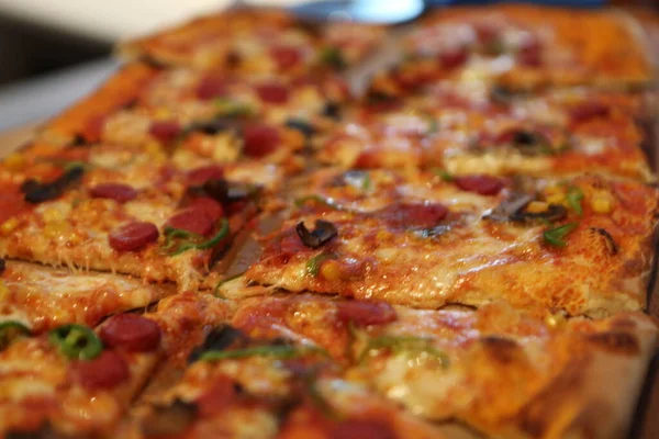 Lezzetli karışık İtalyan pizzası.