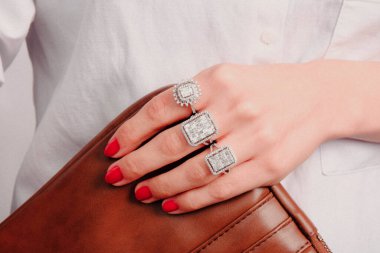 Elmas Mücevherler ve Moda Mücevherleri