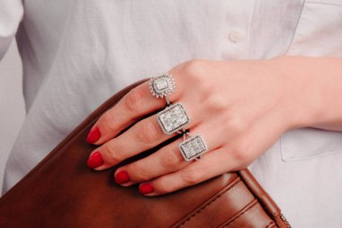 Elmas Mücevherler ve Moda Mücevherleri