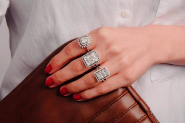 Elmas Mücevherler ve Moda Mücevherleri