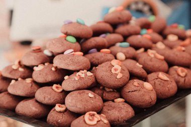 Bir grup çeşit kurabiye. Çikolata parçacıklı, yulaflı, kuru üzümlü, beyaz çikolatalı.