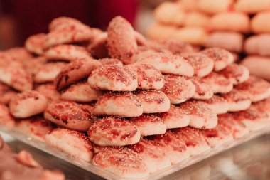 Bir grup çeşit kurabiye. Çikolata parçacıklı, yulaflı, kuru üzümlü, beyaz çikolatalı.