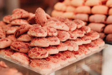 Bir grup çeşit kurabiye. Çikolata parçacıklı, yulaflı, kuru üzümlü, beyaz çikolatalı.