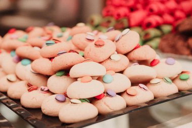 Bir grup çeşit kurabiye. Çikolata parçacıklı, yulaflı, kuru üzümlü, beyaz çikolatalı.