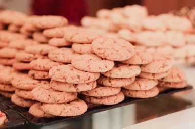 Bir grup çeşit kurabiye. Çikolata parçacıklı, yulaflı, kuru üzümlü, beyaz çikolatalı.