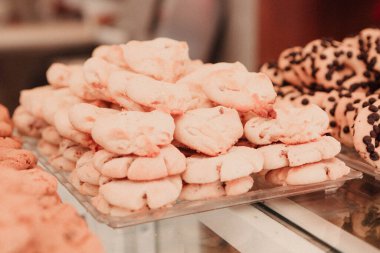 Bir grup çeşit kurabiye. Çikolata parçacıklı, yulaflı, kuru üzümlü, beyaz çikolatalı.