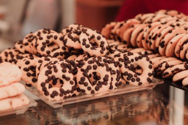 Bir grup çeşit kurabiye. Çikolata parçacıklı, yulaflı, kuru üzümlü, beyaz çikolatalı.