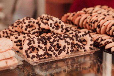 Bir grup çeşit kurabiye. Çikolata parçacıklı, yulaflı, kuru üzümlü, beyaz çikolatalı.