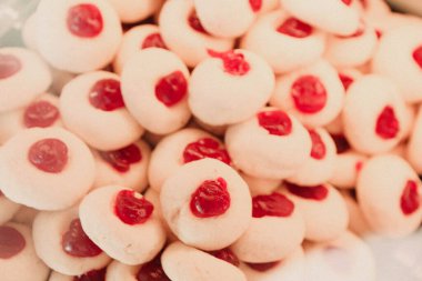 Bir grup çeşit kurabiye. Çikolata parçacıklı, yulaflı, kuru üzümlü, beyaz çikolatalı.