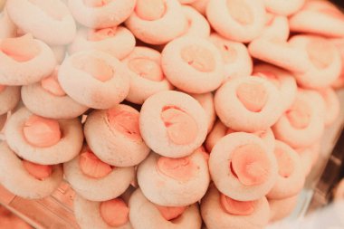 Bir grup çeşit kurabiye. Çikolata parçacıklı, yulaflı, kuru üzümlü, beyaz çikolatalı.