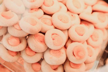 Bir grup çeşit kurabiye. Çikolata parçacıklı, yulaflı, kuru üzümlü, beyaz çikolatalı.