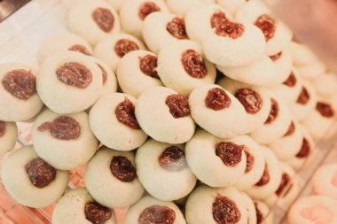 Bir grup çeşit kurabiye. Çikolata parçacıklı, yulaflı, kuru üzümlü, beyaz çikolatalı.