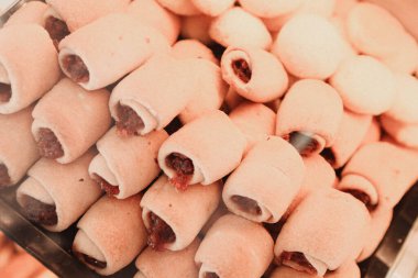 Bir grup çeşit kurabiye. Çikolata parçacıklı, yulaflı, kuru üzümlü, beyaz çikolatalı.