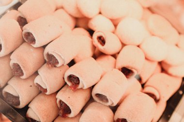 Bir grup çeşit kurabiye. Çikolata parçacıklı, yulaflı, kuru üzümlü, beyaz çikolatalı.