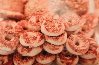 Bir grup çeşit kurabiye. Çikolata parçacıklı, yulaflı, kuru üzümlü, beyaz çikolatalı.