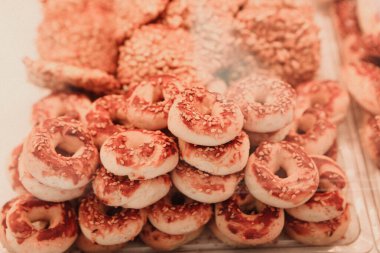 Bir grup çeşit kurabiye. Çikolata parçacıklı, yulaflı, kuru üzümlü, beyaz çikolatalı.