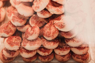 Bir grup çeşit kurabiye. Çikolata parçacıklı, yulaflı, kuru üzümlü, beyaz çikolatalı.