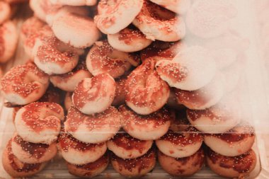 Bir grup çeşit kurabiye. Çikolata parçacıklı, yulaflı, kuru üzümlü, beyaz çikolatalı.