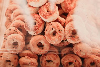 Bir grup çeşit kurabiye. Çikolata parçacıklı, yulaflı, kuru üzümlü, beyaz çikolatalı.