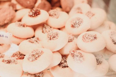 Bir grup çeşit kurabiye. Çikolata parçacıklı, yulaflı, kuru üzümlü, beyaz çikolatalı.