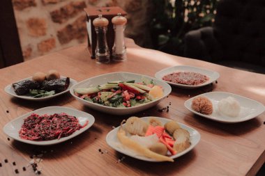 Geleneksel Türk ve Yunan yemek meze masası