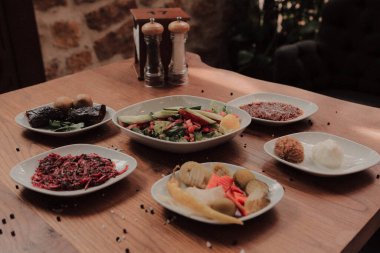 Geleneksel Türk ve Yunan yemek meze masası
