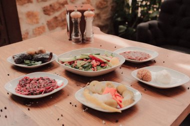 Geleneksel Türk ve Yunan yemek meze masası