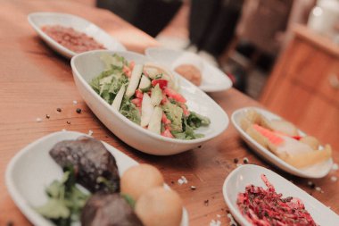 Geleneksel Türk ve Yunan yemek meze masası
